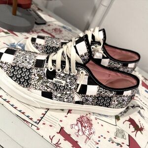 Men’s size 10 bandana checkered Vans. Like new. Worn once!